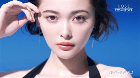 玉城ティナ、黒ビキニ姿で“輝く”美肌披露 美脚際立つポージング。